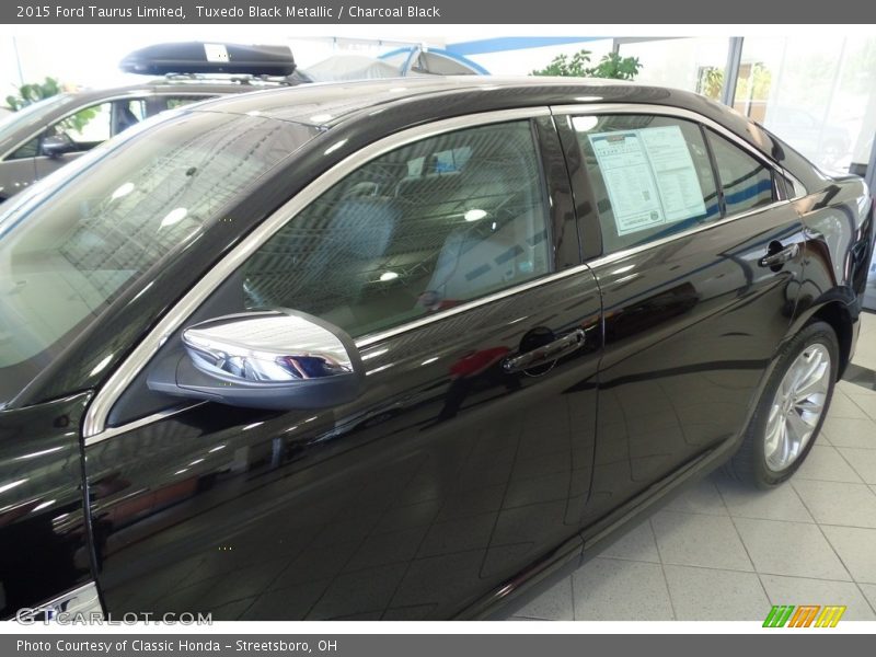 Tuxedo Black Metallic / Charcoal Black 2015 Ford Taurus Limited