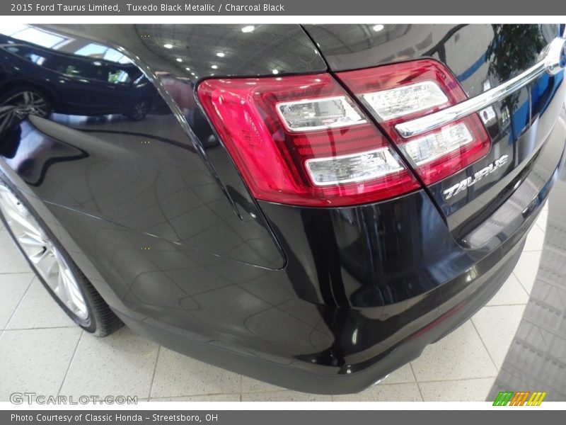 Tuxedo Black Metallic / Charcoal Black 2015 Ford Taurus Limited