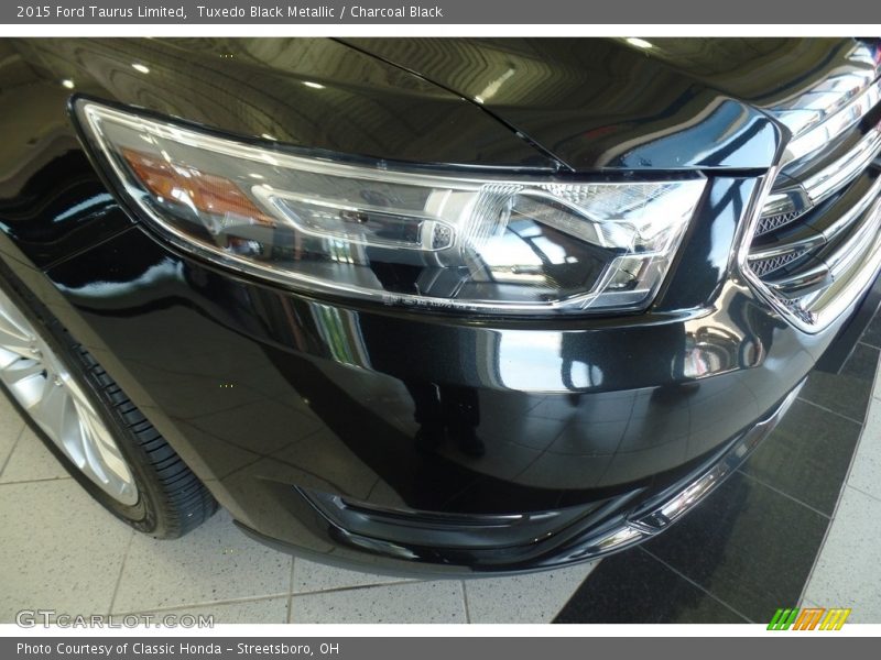 Tuxedo Black Metallic / Charcoal Black 2015 Ford Taurus Limited