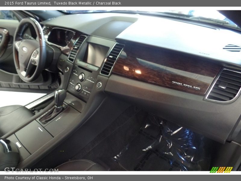 Tuxedo Black Metallic / Charcoal Black 2015 Ford Taurus Limited