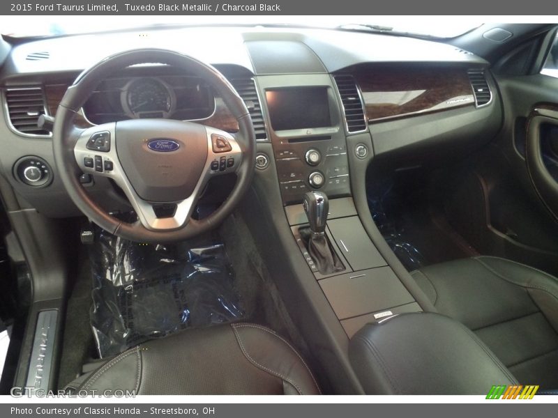 Tuxedo Black Metallic / Charcoal Black 2015 Ford Taurus Limited