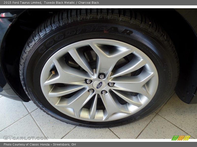 Tuxedo Black Metallic / Charcoal Black 2015 Ford Taurus Limited