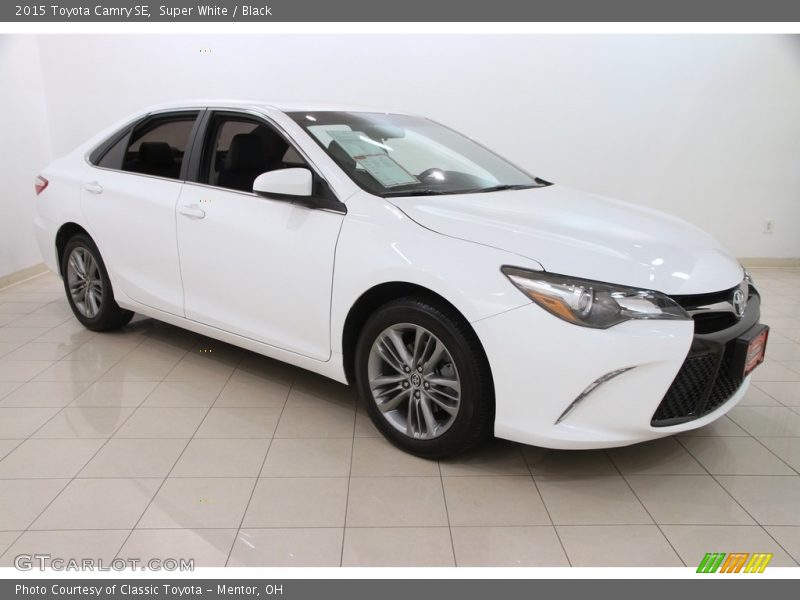 Super White / Black 2015 Toyota Camry SE