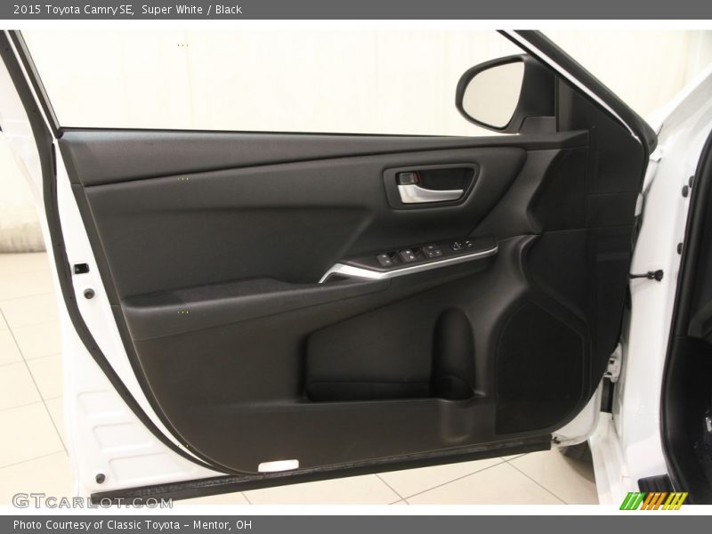 Super White / Black 2015 Toyota Camry SE