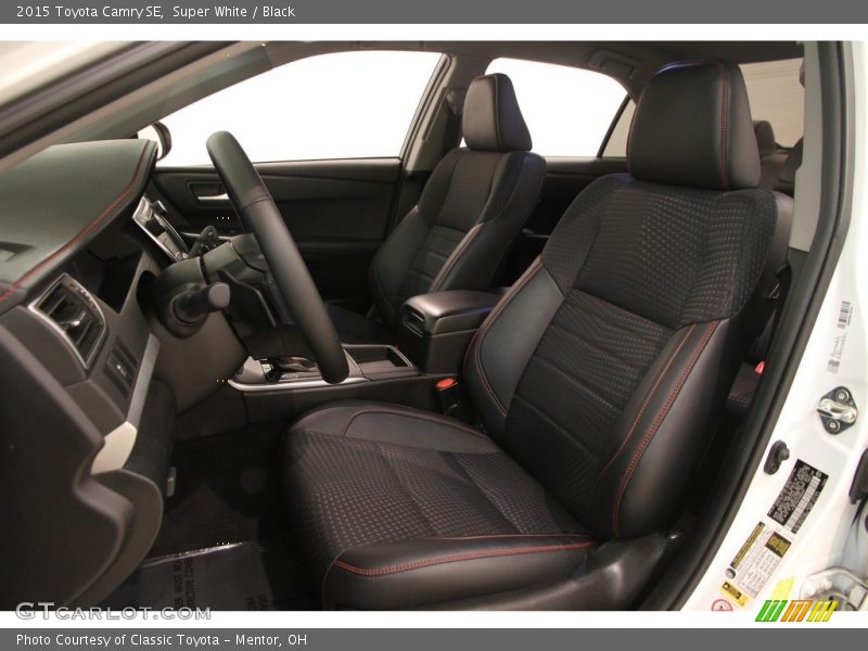 Super White / Black 2015 Toyota Camry SE