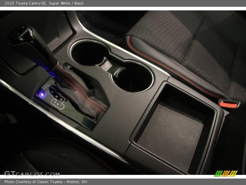 Super White / Black 2015 Toyota Camry SE