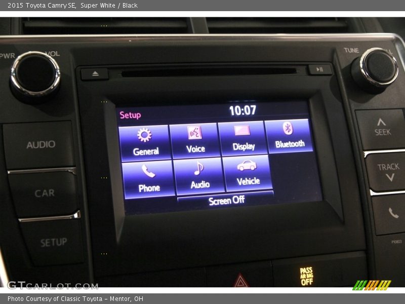 Super White / Black 2015 Toyota Camry SE