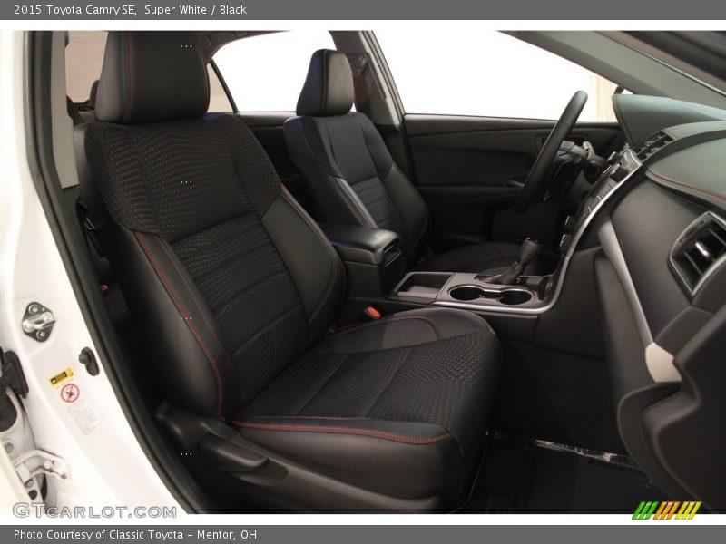 Super White / Black 2015 Toyota Camry SE
