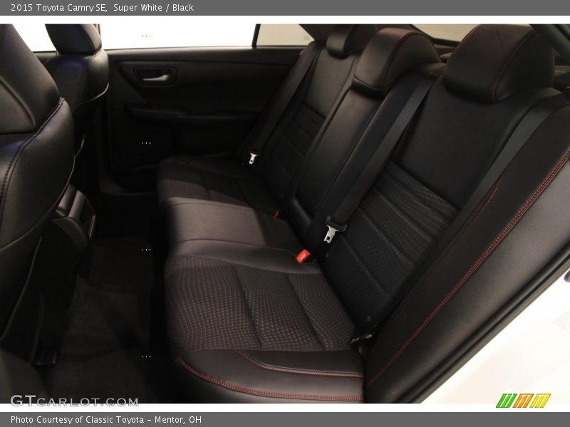 Super White / Black 2015 Toyota Camry SE