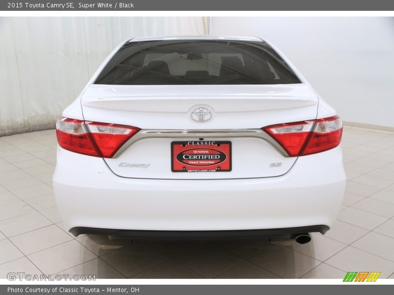 Super White / Black 2015 Toyota Camry SE