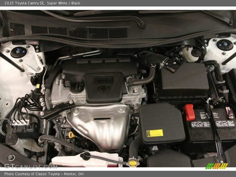 Super White / Black 2015 Toyota Camry SE