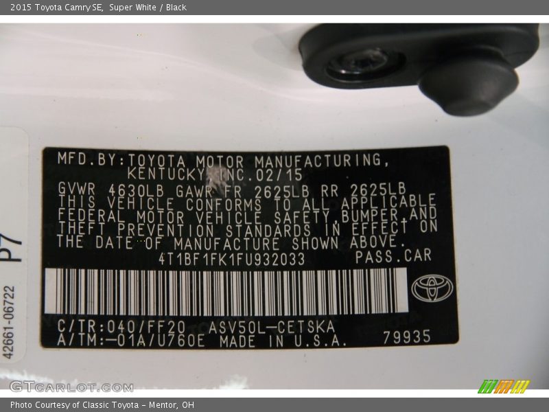 Super White / Black 2015 Toyota Camry SE