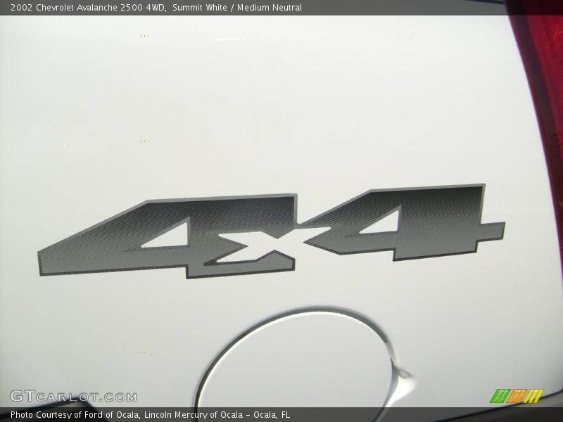 Summit White / Medium Neutral 2002 Chevrolet Avalanche 2500 4WD