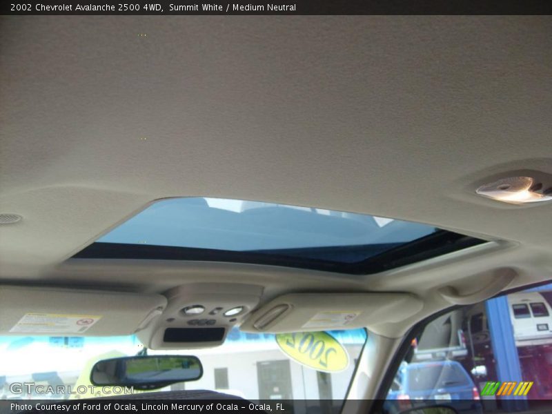 Summit White / Medium Neutral 2002 Chevrolet Avalanche 2500 4WD