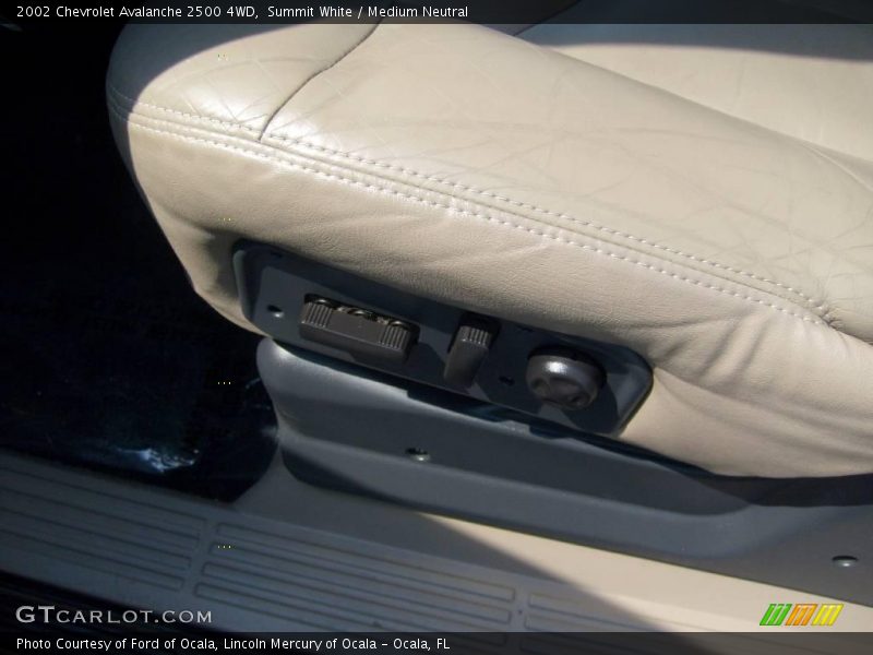 Summit White / Medium Neutral 2002 Chevrolet Avalanche 2500 4WD