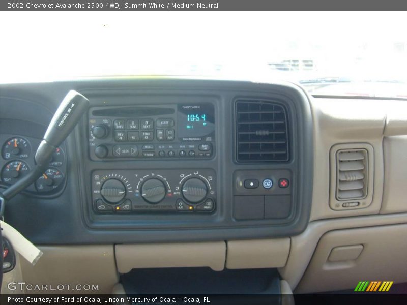 Summit White / Medium Neutral 2002 Chevrolet Avalanche 2500 4WD