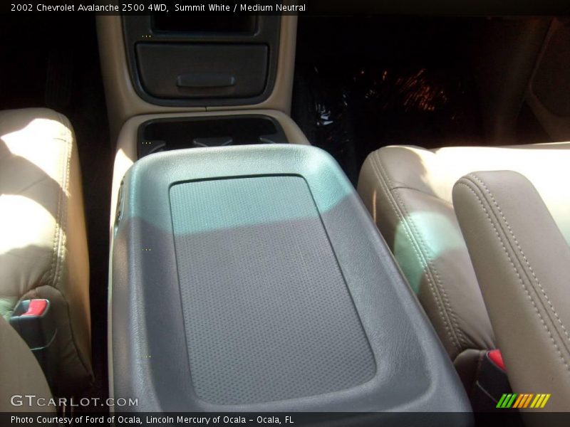Summit White / Medium Neutral 2002 Chevrolet Avalanche 2500 4WD