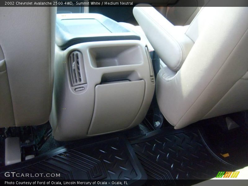 Summit White / Medium Neutral 2002 Chevrolet Avalanche 2500 4WD