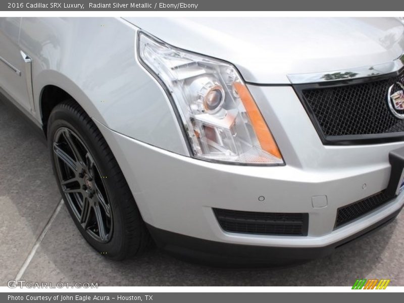 Radiant Silver Metallic / Ebony/Ebony 2016 Cadillac SRX Luxury