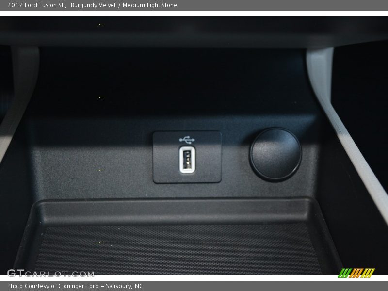 Burgundy Velvet / Medium Light Stone 2017 Ford Fusion SE