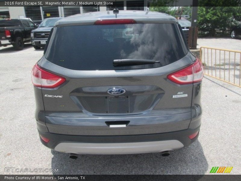 Magnetic Metallic / Medium Light Stone 2016 Ford Escape SE