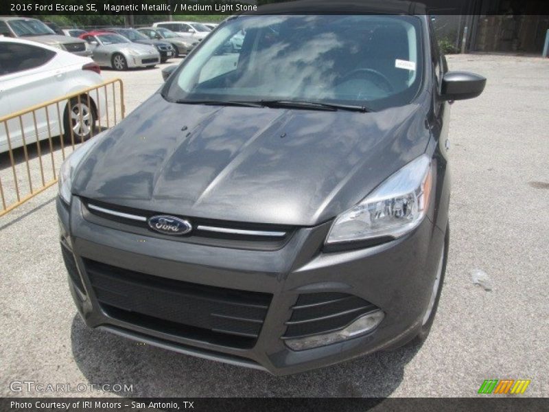 Magnetic Metallic / Medium Light Stone 2016 Ford Escape SE