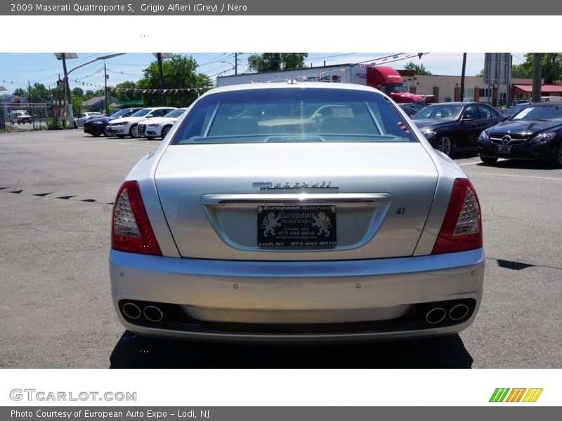 Grigio Alfieri (Grey) / Nero 2009 Maserati Quattroporte S