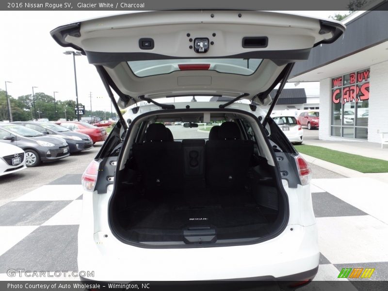 Glacier White / Charcoal 2016 Nissan Rogue SV