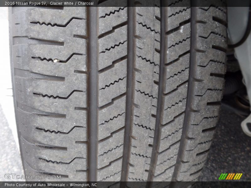 Glacier White / Charcoal 2016 Nissan Rogue SV