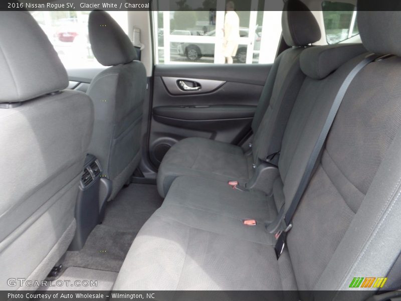 Glacier White / Charcoal 2016 Nissan Rogue SV