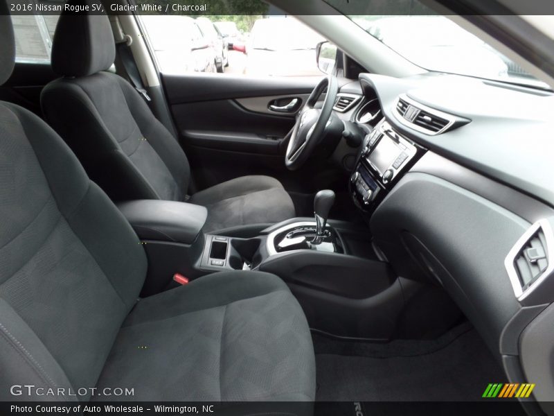 Glacier White / Charcoal 2016 Nissan Rogue SV