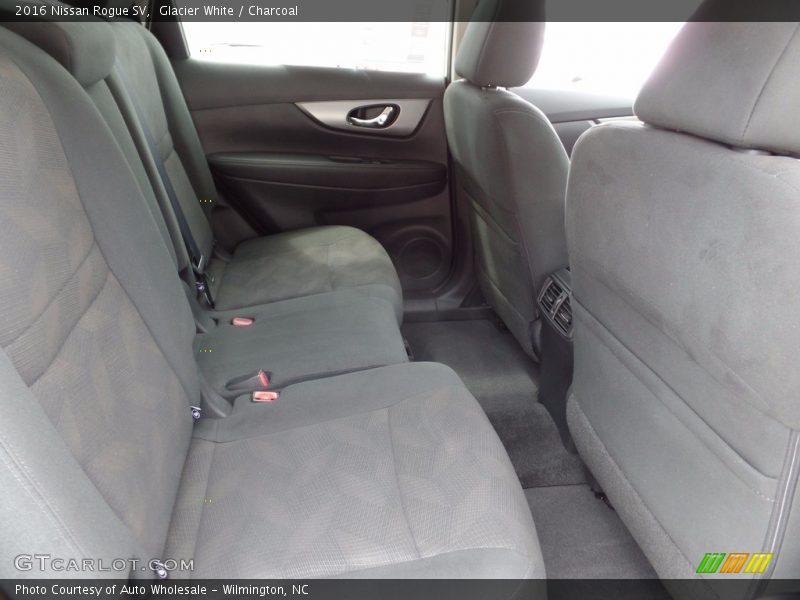 Glacier White / Charcoal 2016 Nissan Rogue SV