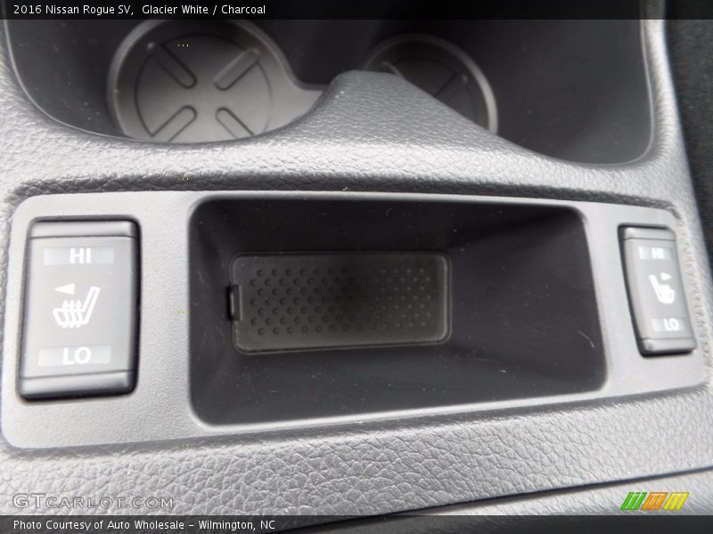 Glacier White / Charcoal 2016 Nissan Rogue SV
