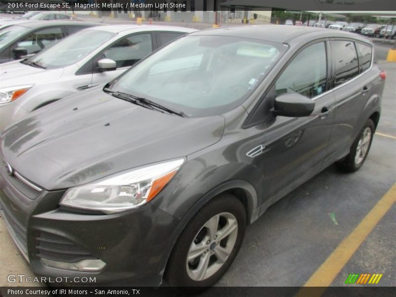 Magnetic Metallic / Medium Light Stone 2016 Ford Escape SE