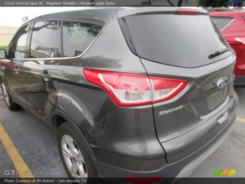 Magnetic Metallic / Medium Light Stone 2016 Ford Escape SE