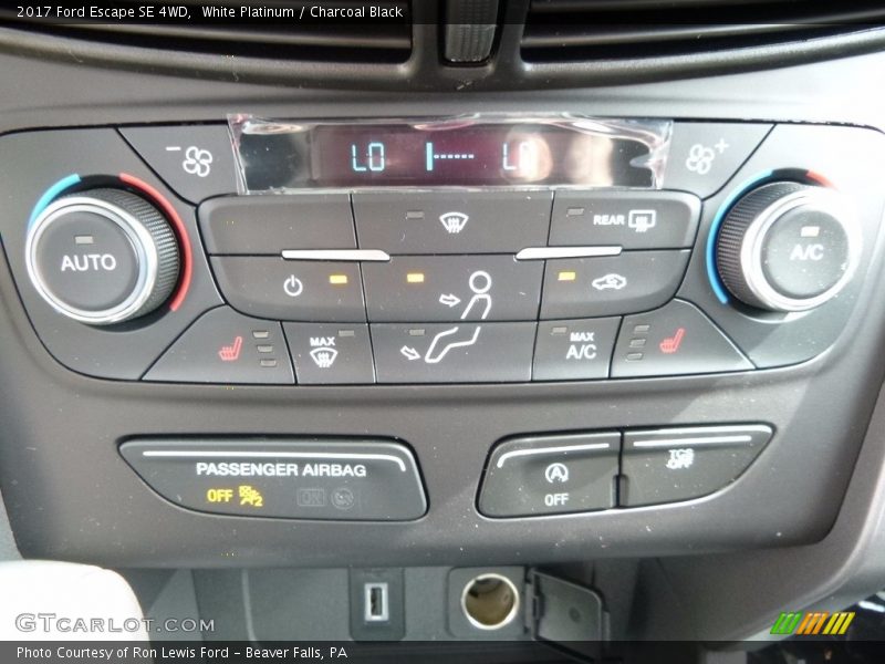 White Platinum / Charcoal Black 2017 Ford Escape SE 4WD