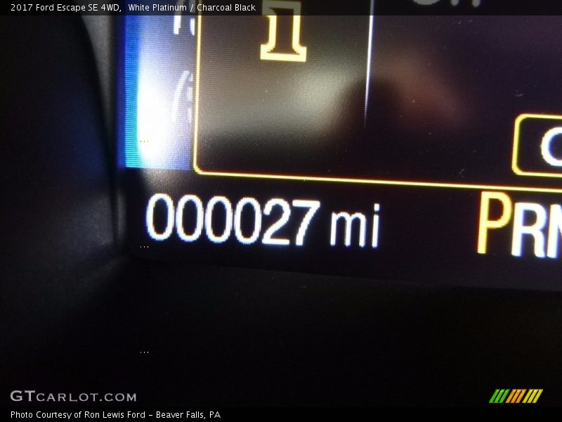 White Platinum / Charcoal Black 2017 Ford Escape SE 4WD