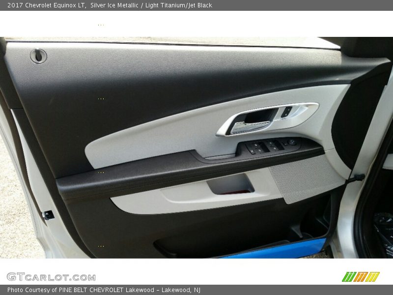 Silver Ice Metallic / Light Titanium/Jet Black 2017 Chevrolet Equinox LT