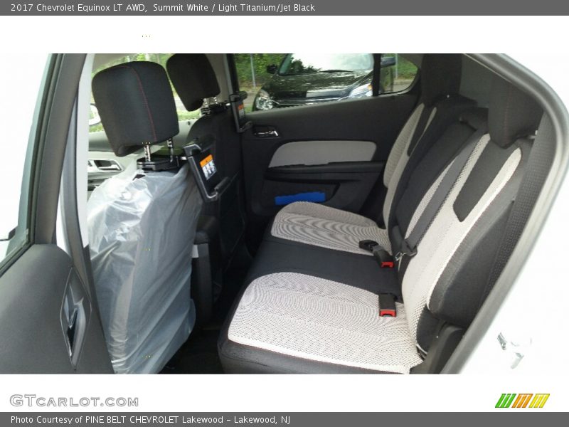 Summit White / Light Titanium/Jet Black 2017 Chevrolet Equinox LT AWD