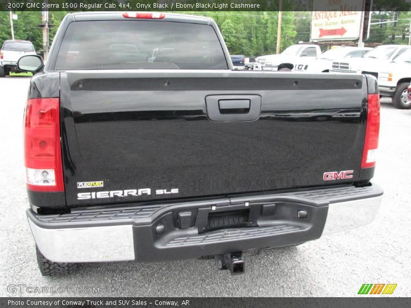 Onyx Black / Ebony Black/Light Cashmere 2007 GMC Sierra 1500 Regular Cab 4x4