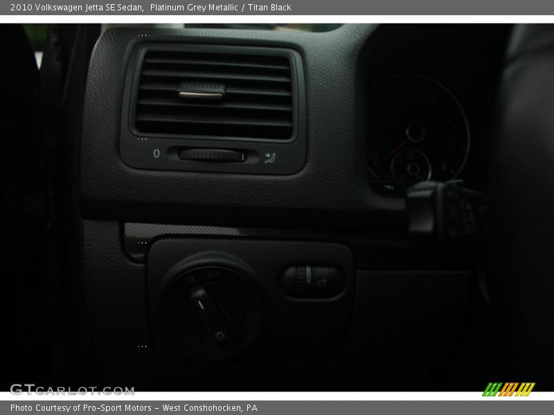 Platinum Grey Metallic / Titan Black 2010 Volkswagen Jetta SE Sedan