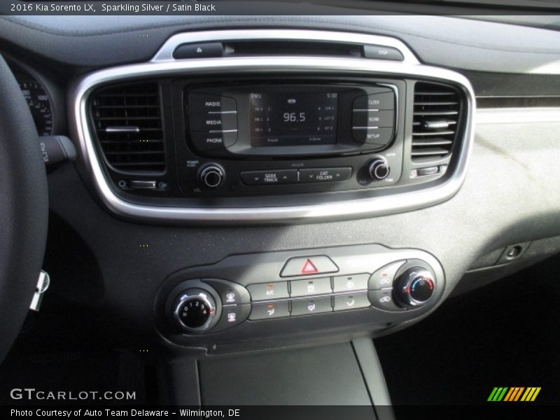 Sparkling Silver / Satin Black 2016 Kia Sorento LX