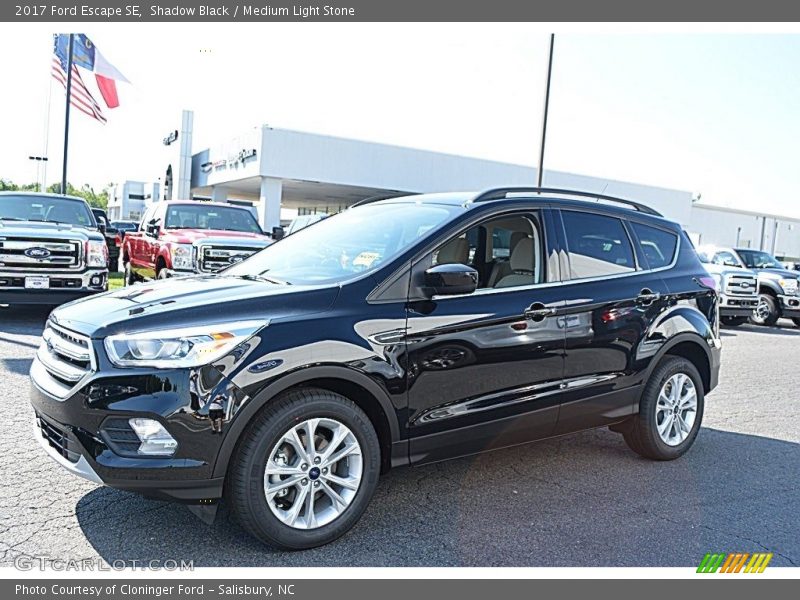 Front 3/4 View of 2017 Escape SE