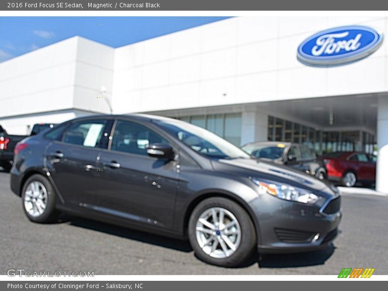 Magnetic / Charcoal Black 2016 Ford Focus SE Sedan