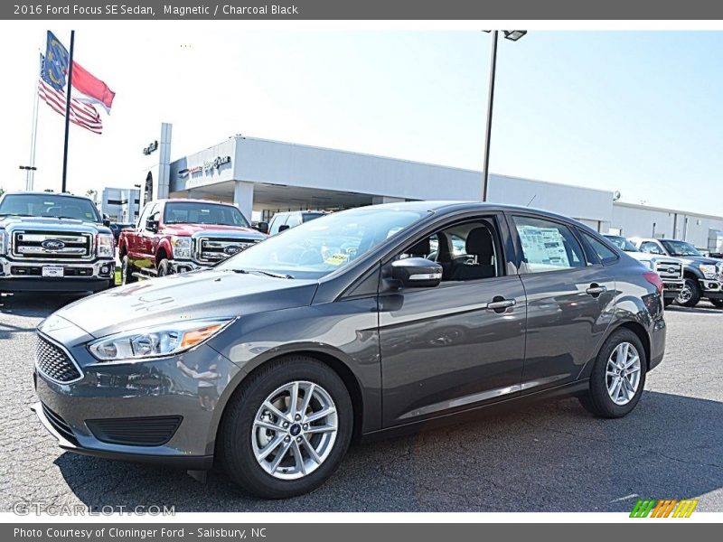 Magnetic / Charcoal Black 2016 Ford Focus SE Sedan