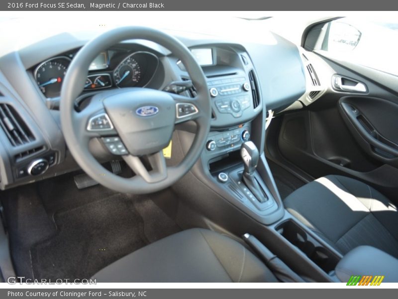 Magnetic / Charcoal Black 2016 Ford Focus SE Sedan