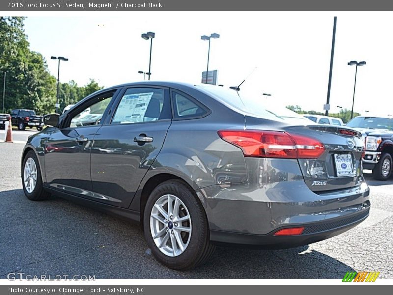 Magnetic / Charcoal Black 2016 Ford Focus SE Sedan