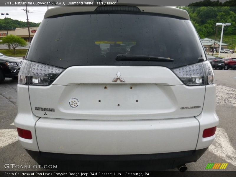 Diamond White Pearl / Black 2011 Mitsubishi Outlander SE AWD