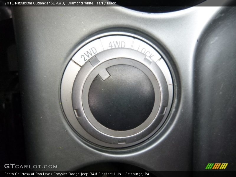 Diamond White Pearl / Black 2011 Mitsubishi Outlander SE AWD