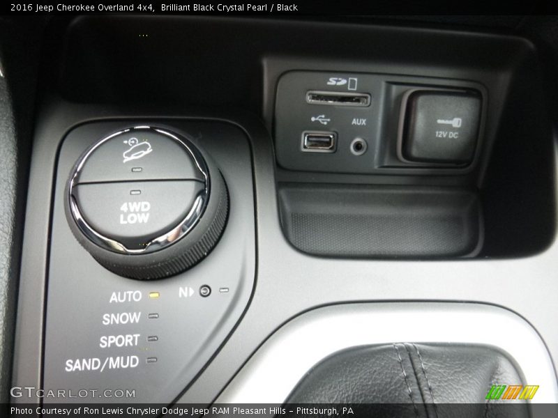 Brilliant Black Crystal Pearl / Black 2016 Jeep Cherokee Overland 4x4